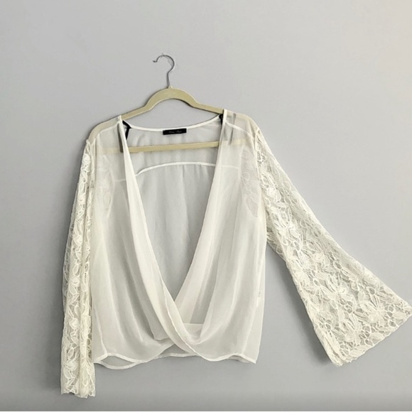 Honey Punch Vintage Lace Bell-Sleeve Top in white. Size Medium. - Picture 2 of 8